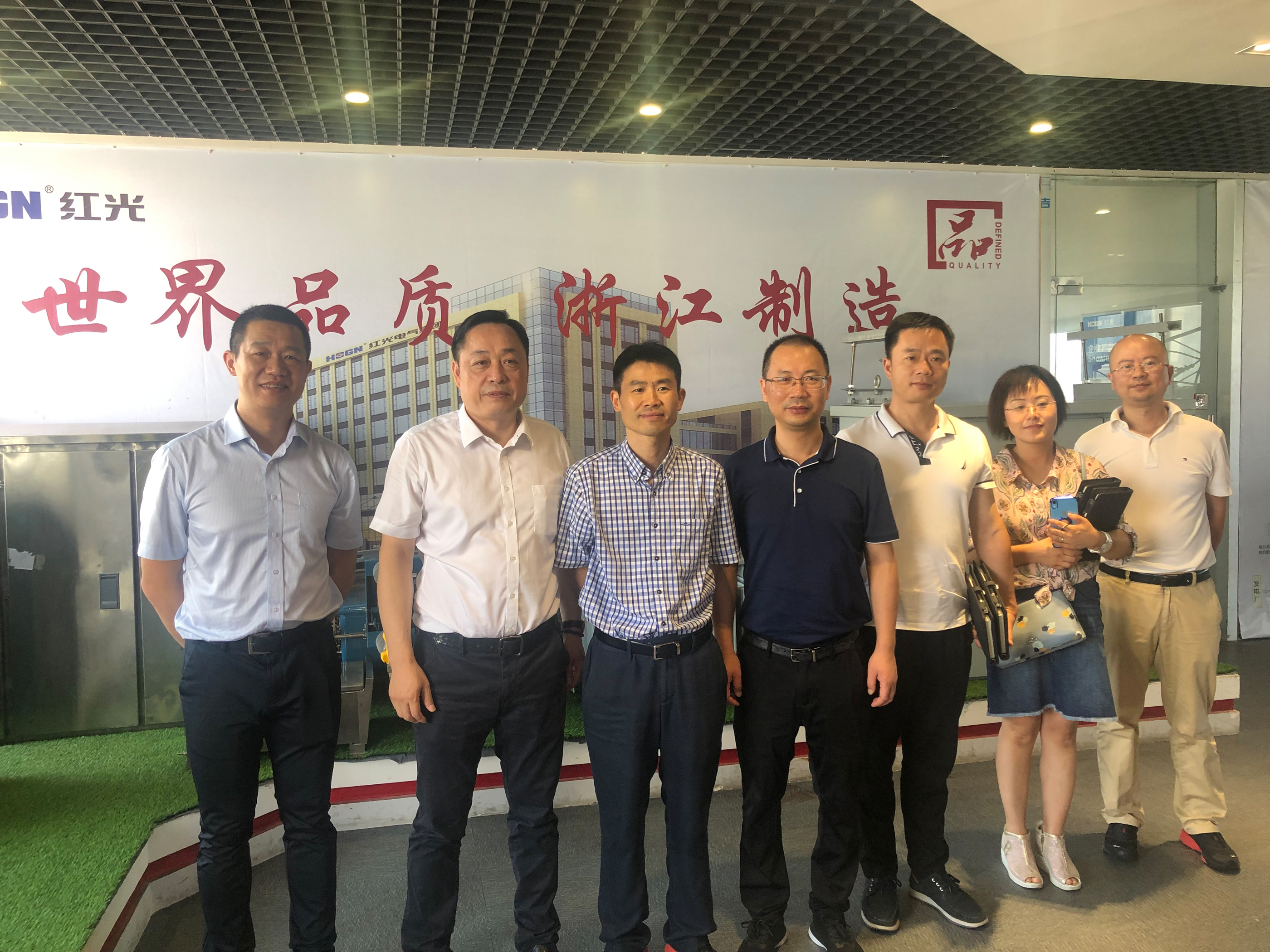 国家电力器材产品清静性能质量监视磨练中心执行董事、党委书记钟晖一行 莅临云顶集团调研